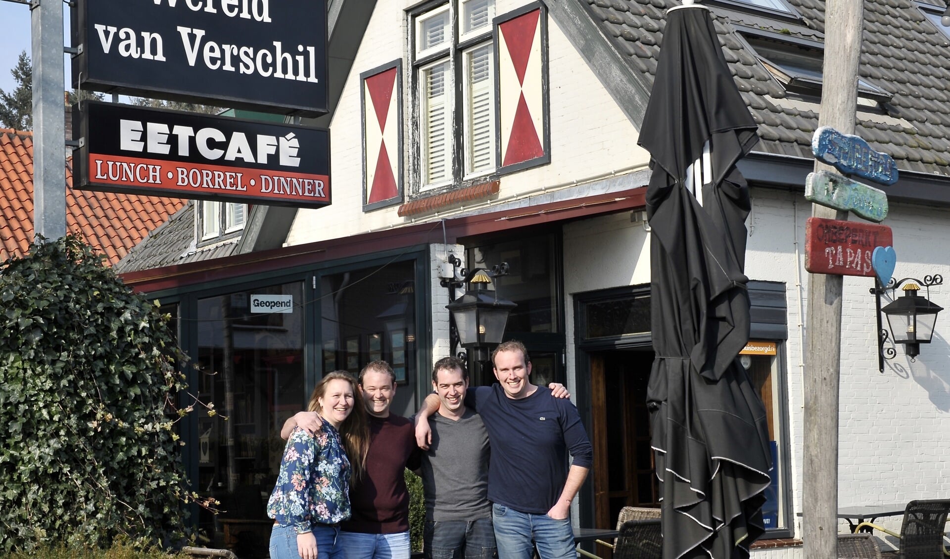 Evelien Germeraad, Marco Marchal, Peter van Vulpen en Daniel Reincke voor 'De Wereld van Verschil', die zij als kroeg voor Leersum willen behouden.