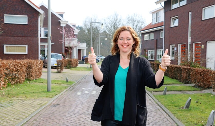 Nienke van der Kaaij in een Edese wijk. ,,Iedereen heeft weleens hulp nodig."