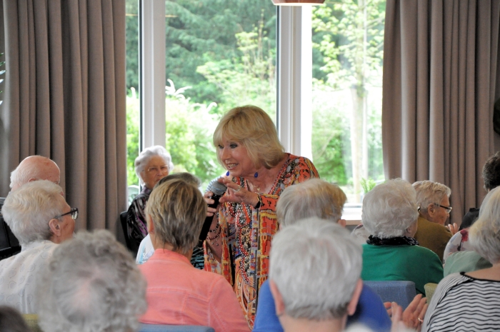 Willeke Alberti verrast bewoners Overslydrecht