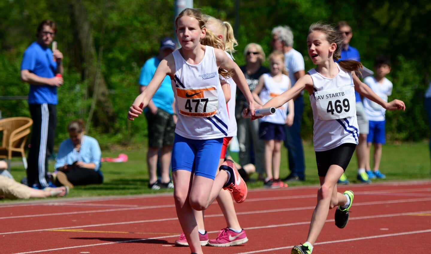 Evelien en Nora op de 4 x 60 meter estafette