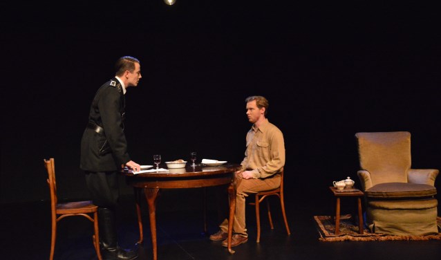 Kevin van den Berg (l) en Jasper Rottier spelen 'Diner voor drie'.