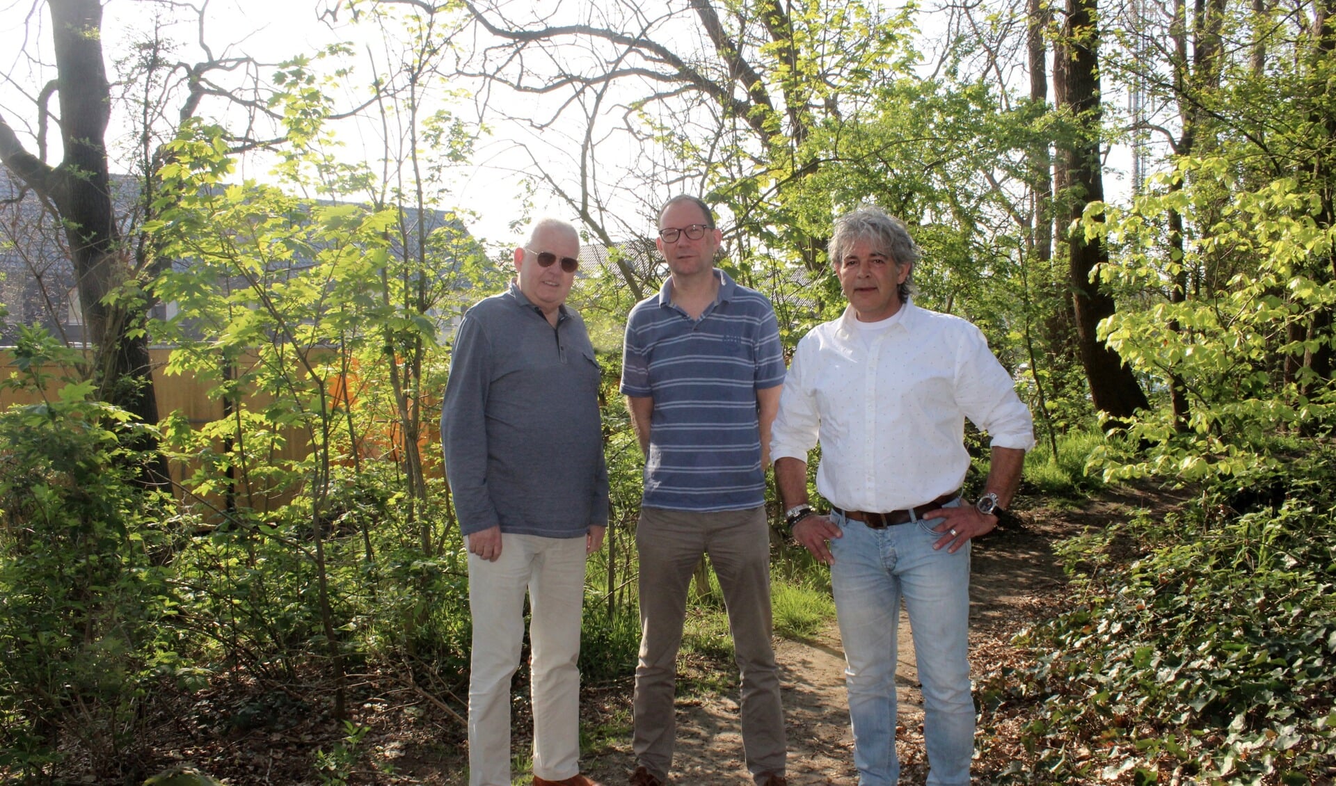 Ed ten Voorde, Bert-Jan Oldehinkel en Rob Grijpink op de liniedijk waar de gemeente voornemens is elf bomen te kappen. 