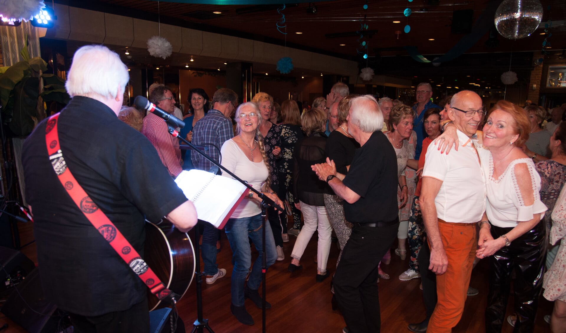 Met de voetjes van de vloer terug in de tijd, herinneringen op de dansvloer. Ca 270 zestigplussers leefden zich uit op het sixtiefeest.