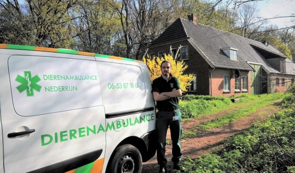Thijs Devlin, bestuurslid Dierenambulance Nederrijn, voor de bouwvallige boerderij aan de Boersberg in Doorwerth. (foto: gertbudding.nl)