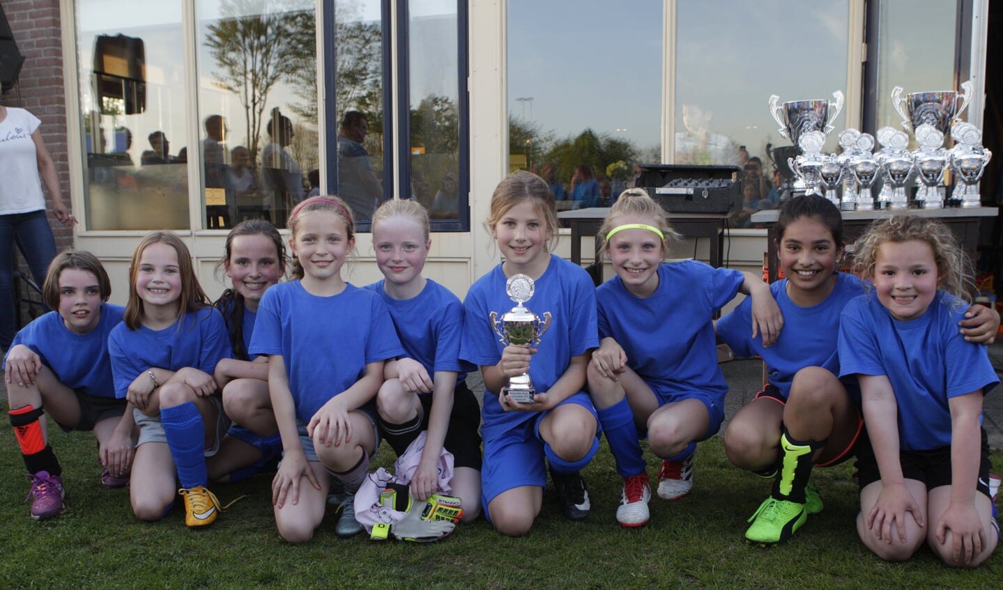 De meiden van het combinatieteam Zandberg/De Lange Voren, winnaar in groep 8.