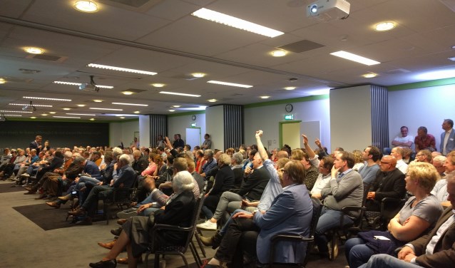 Bomvolle zaal in de Reehorst, gevuld met omwonenden van de Verlengde Maanderweg.