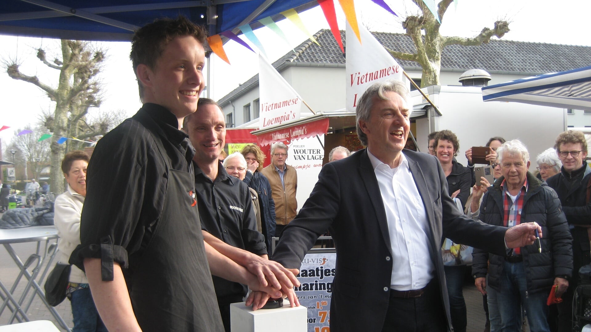 Wethouder Albert Dragt in 2018 bij de overdracht van de markt aan de stichting Weekmarkt Leusden. 