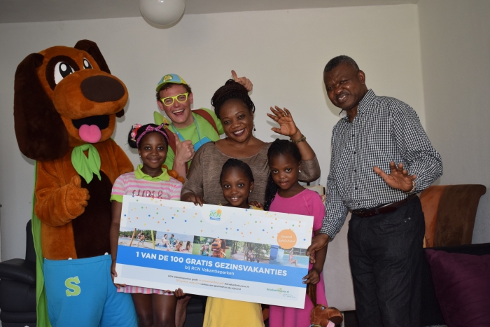 Fam. Frimpong uit Driebergen is na 4 jaar weer als gezin herenigd en is blij verrast met een gratis vakantieweek bij RCN vakantieparken: Voor het eerst samen op vakantie.‘Medaase’ zegt mevrouw Frimpong in haar moedertaal (Bedankt in het Ghanees).