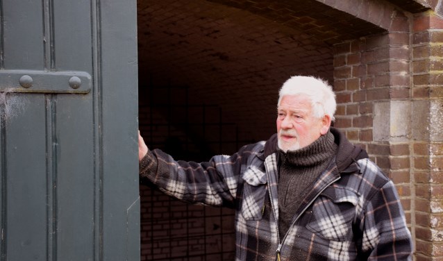 Jan van Lamoen bij een vergelijkbare loods
