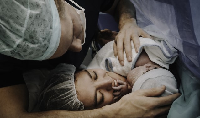 Een van de foto's van geboortefotografen Inge Berken en Dora Barens.