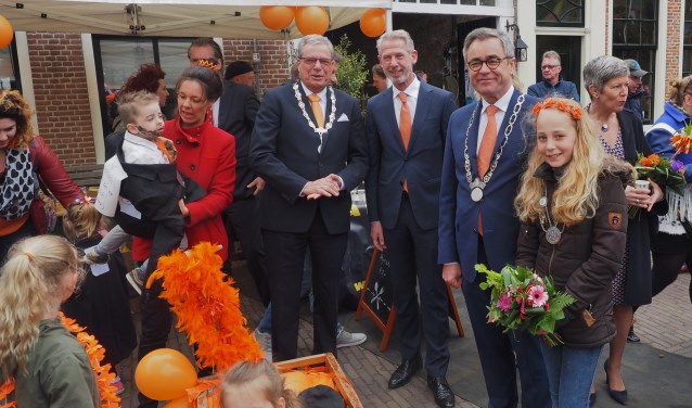 De vier burgemeesters met de winnaars van de categorie groepen: de burgemeesters