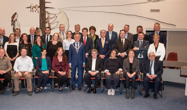 De nieuwe gemeenteraad met burgemeester Rob Metz. Het aantal vrouwen in het politieke bestuur is toegenomen tot 12. De mannen zijn met 17 in de meerderheid.