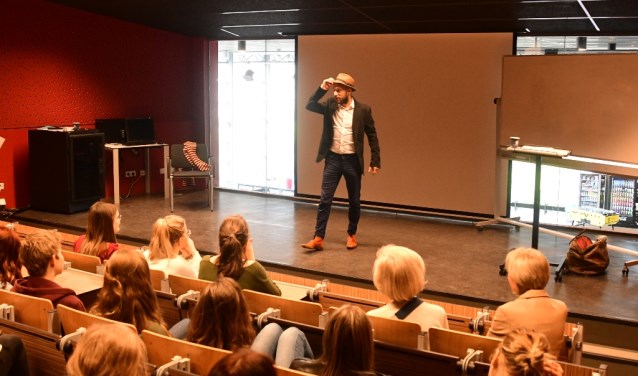 Daan Speelman kwam voor een Collegetour op het Corlaer College langs.