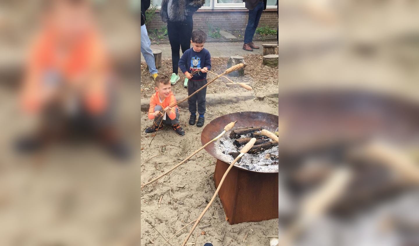 Heerlijke verse broodjes van het vuur