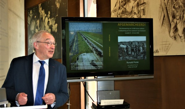 Roland Polak tijdens de presentatie van zijn boek 'Afgemarcheerd' in Kamp Amersfoort.