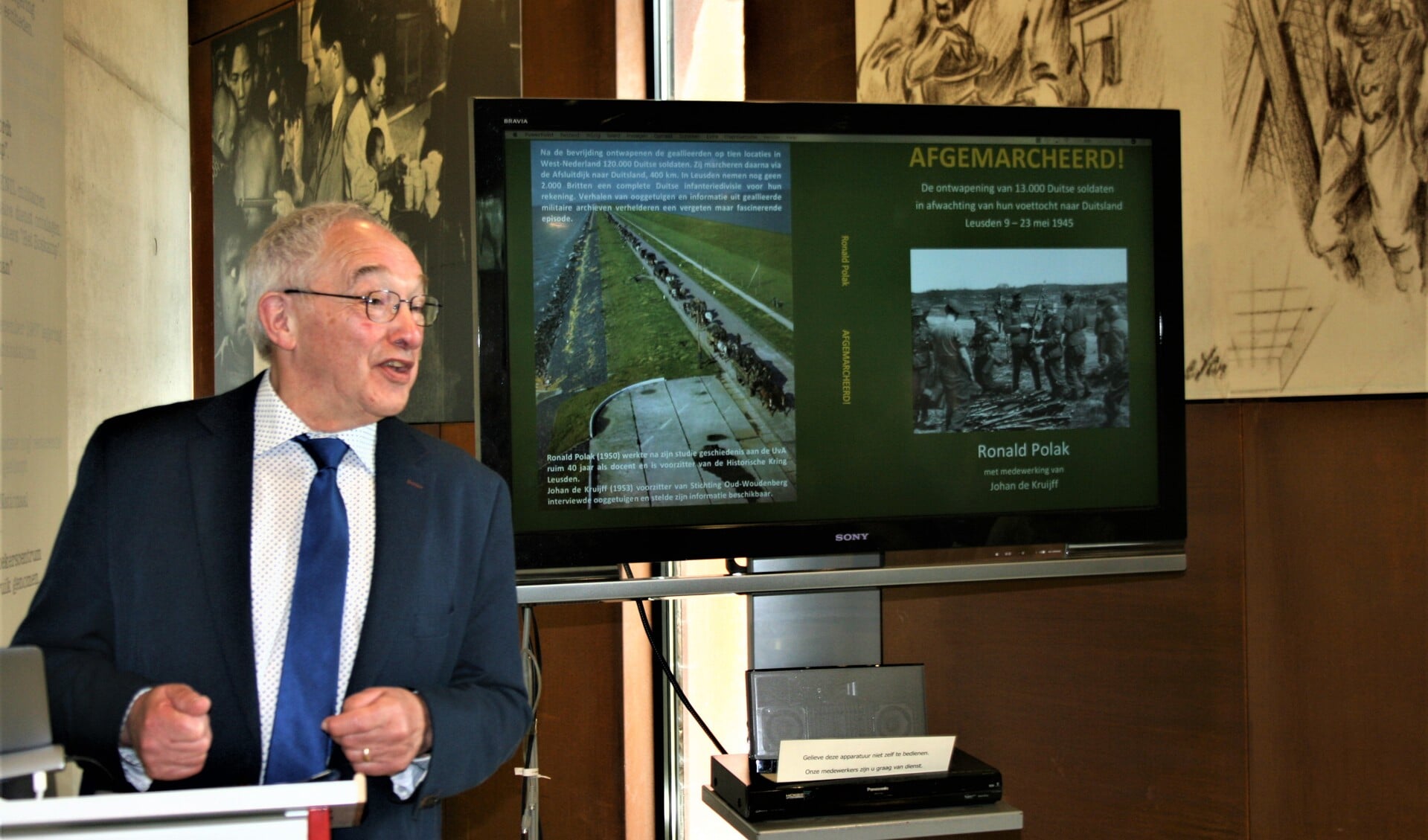 Roland Polak tijdens de presentatie van zijn boek 'Afgemarcheerd' in Kamp Amersfoort.