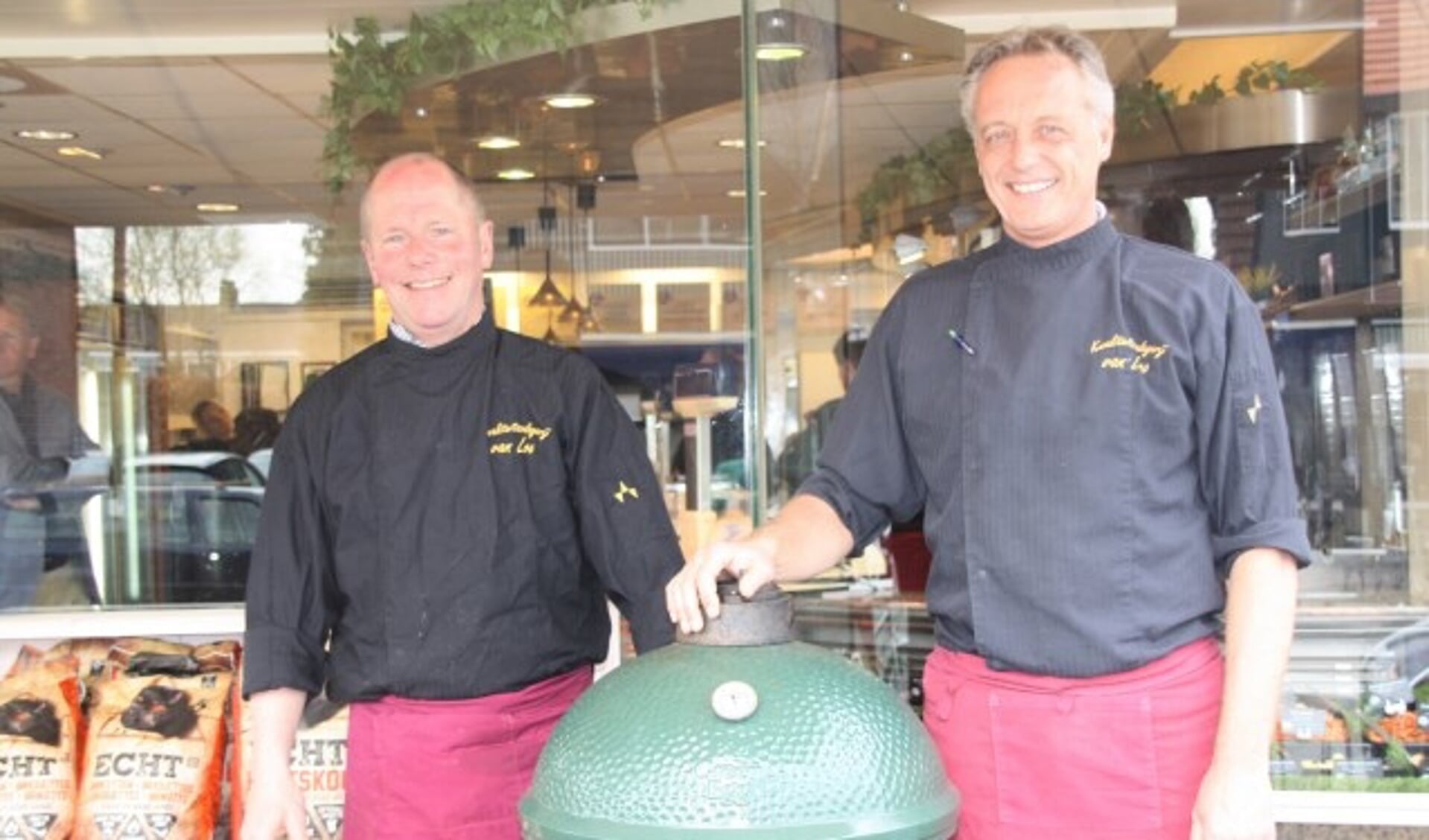 vnlnr: Jaap van Willenburg en Bas van Loo voor de winkel. Bas groeit op in De Bilt als middelste in een gezin met een broer en een zus. FOTO: Astrid van Walsem