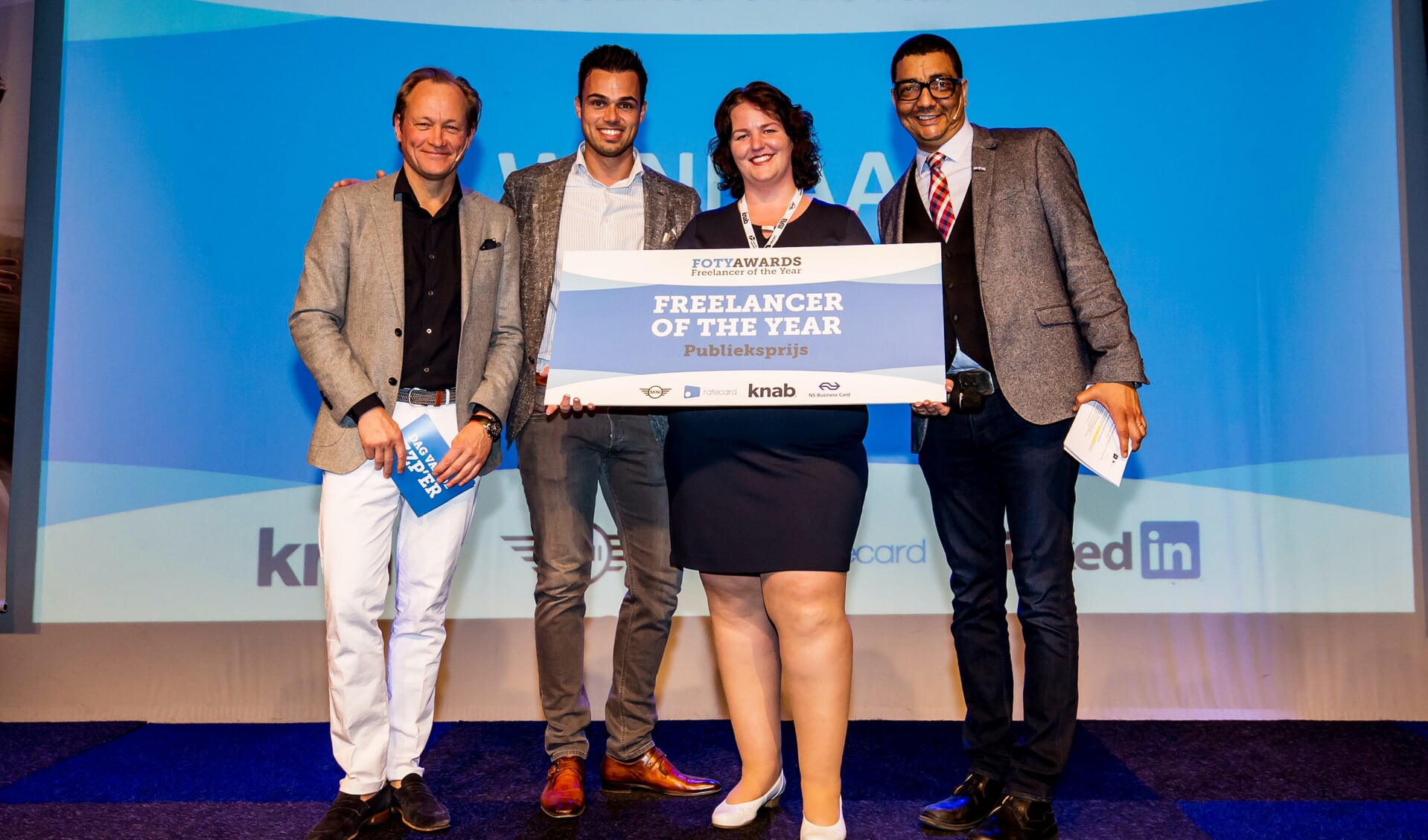 Femke Puijman ontving de publieksprijs uit handen van Jörgen Raymann, Marcel Molenaar (LinkedIn) en initiatiefnemer Robbie Sakkers.