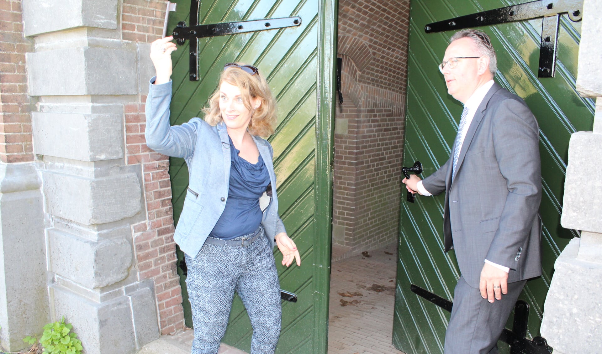 Mariëtte Pennarts en Herman Geerdes openen het gerenoveerde poortgebouw van Fort Honswijk