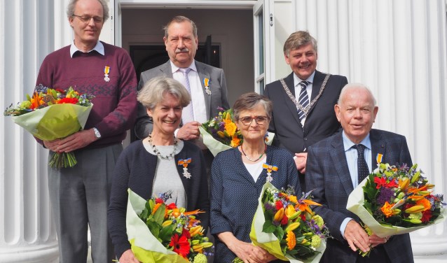 De gedecoreerden samen met burgemeester Roest op het bordes van het gemeentehuis