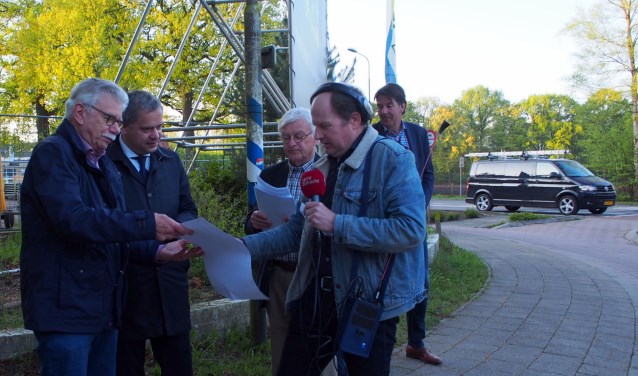 Gedeputeerde Dennis Straat (tweede van links) in gesprek met voorstanders van een fietstunnel.