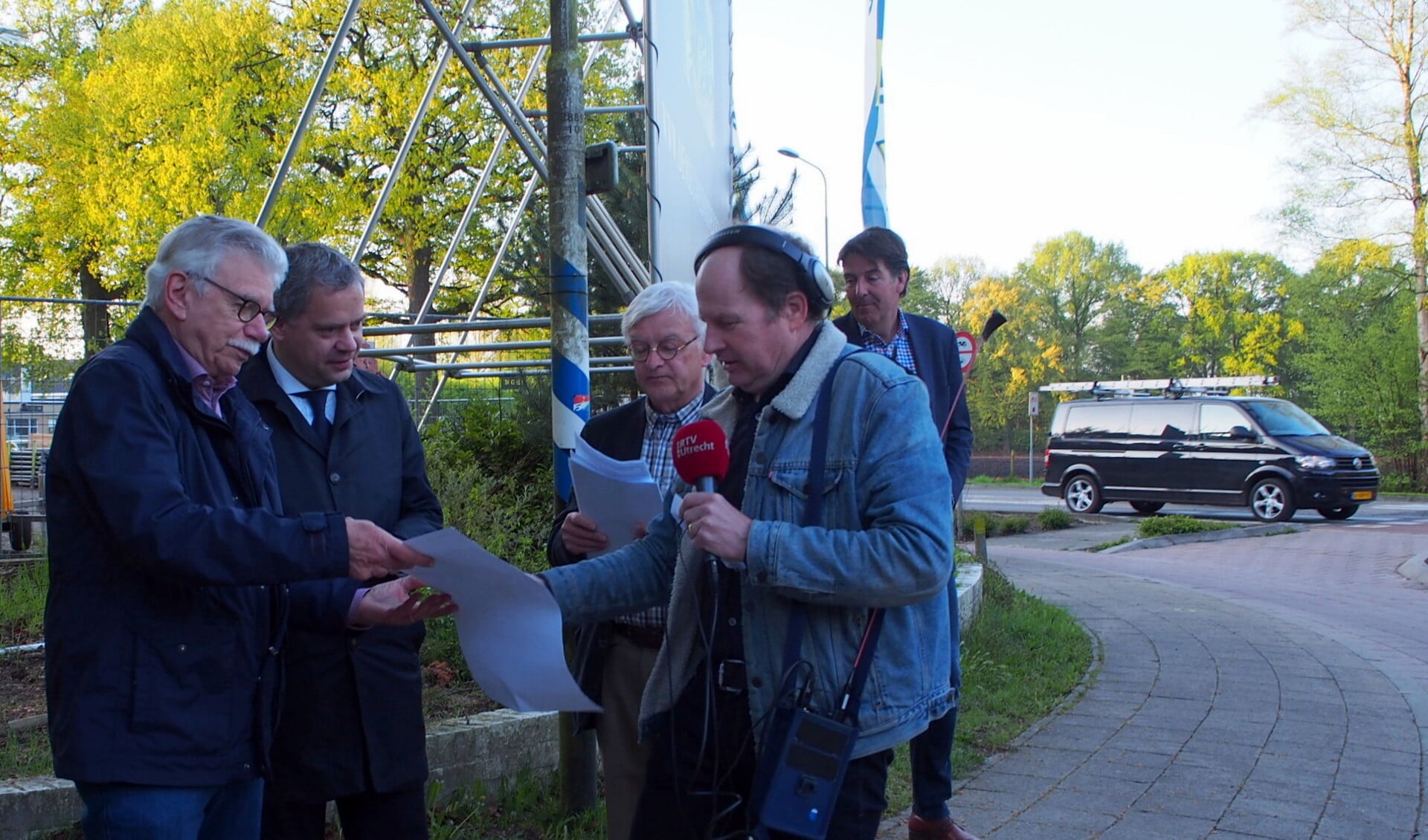 Gedeputeerde Dennis Straat (tweede van links) in gesprek met voorstanders van een fietstunnel.      