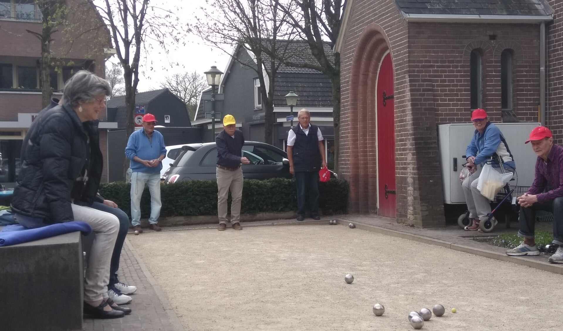 De dames en heren in actie op het pleintje naast de Kampwegkerk.