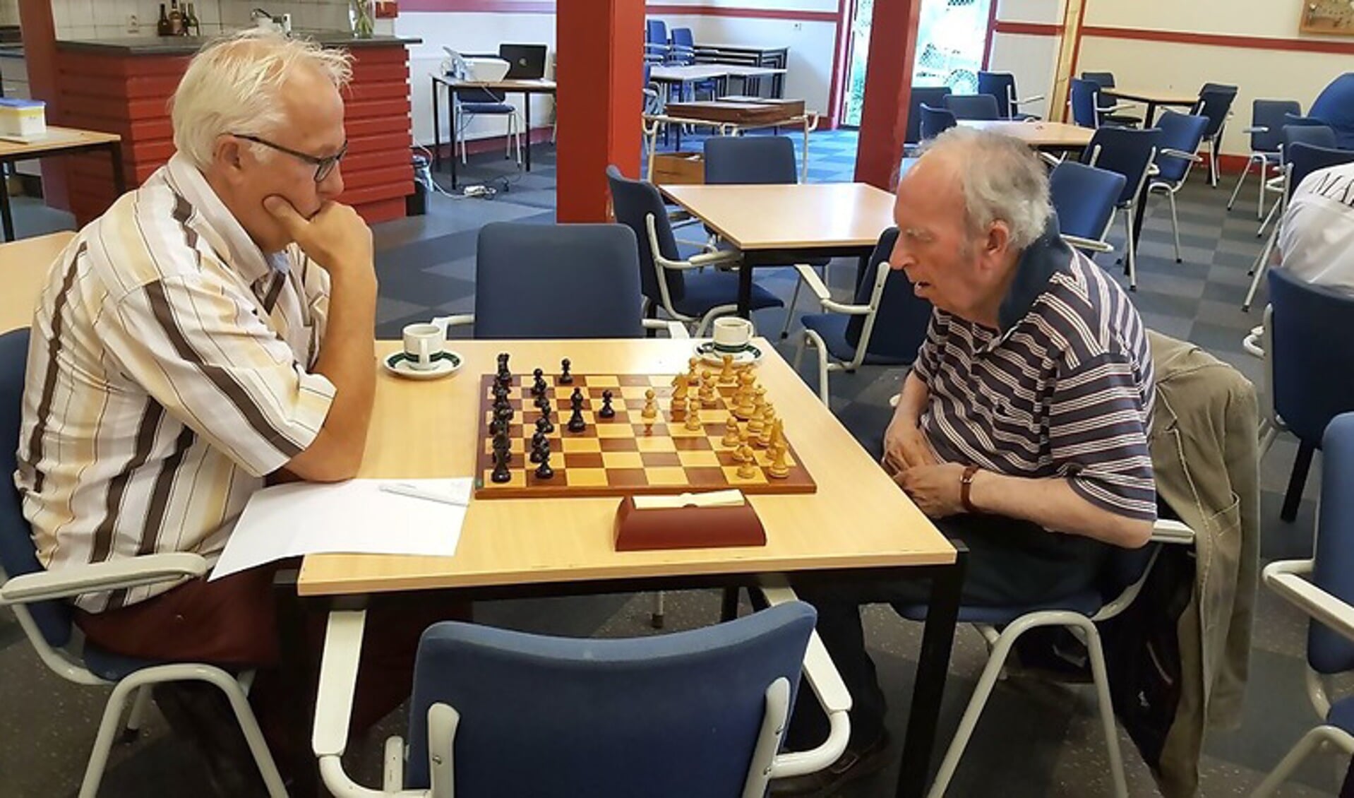 De hoogbejaarde Klaus Bodlaender (rechts) tijdens een schaakduel bij BSV Bennekom.