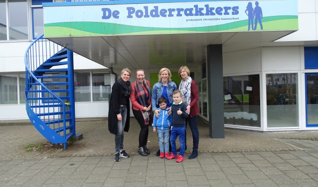 V.l.n.r. directeur Karin Koets, Marjolein Büchner, Mirjam van Rossum met zoontjes Jason en Milan en Ina Mooldijk.