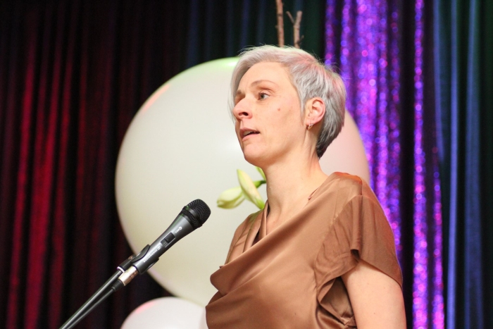 Irene Otto tijdens een lezing op Wereldlichtjesdag in Stein