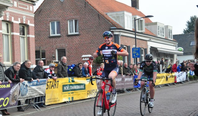 Over de finish bij de Ronde van Huijbergen