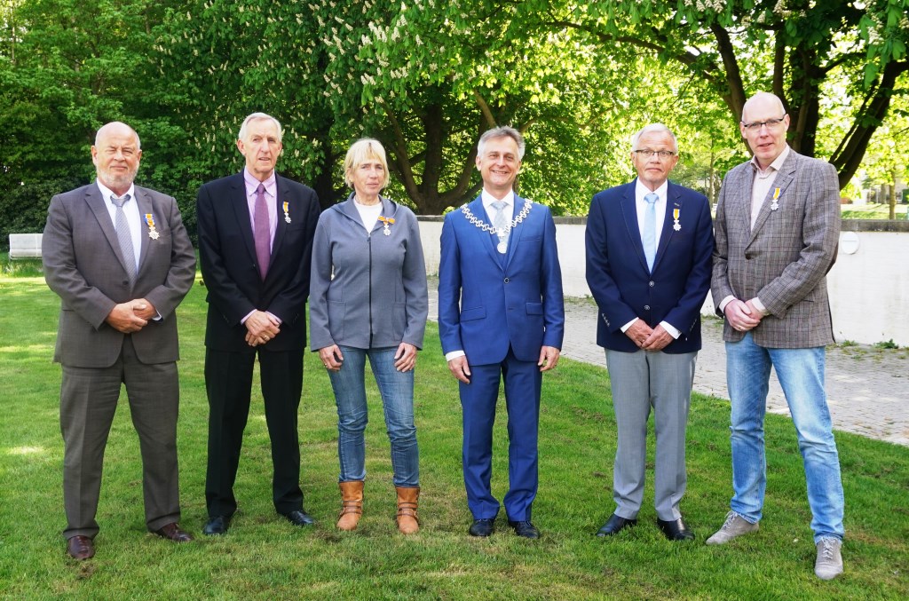Roeland van Dam, Bert Boshuizen, Wilma Drost-Kuiper, burgemeester Rob Metz, Tijmen Koelewijn en Frans Davelaar.
