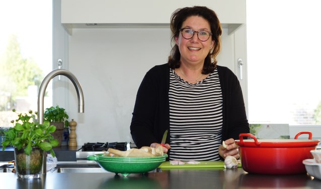 Marion in haar domein: de keuken waar elke dinsdag en donderdag maaltijden worden bereid.