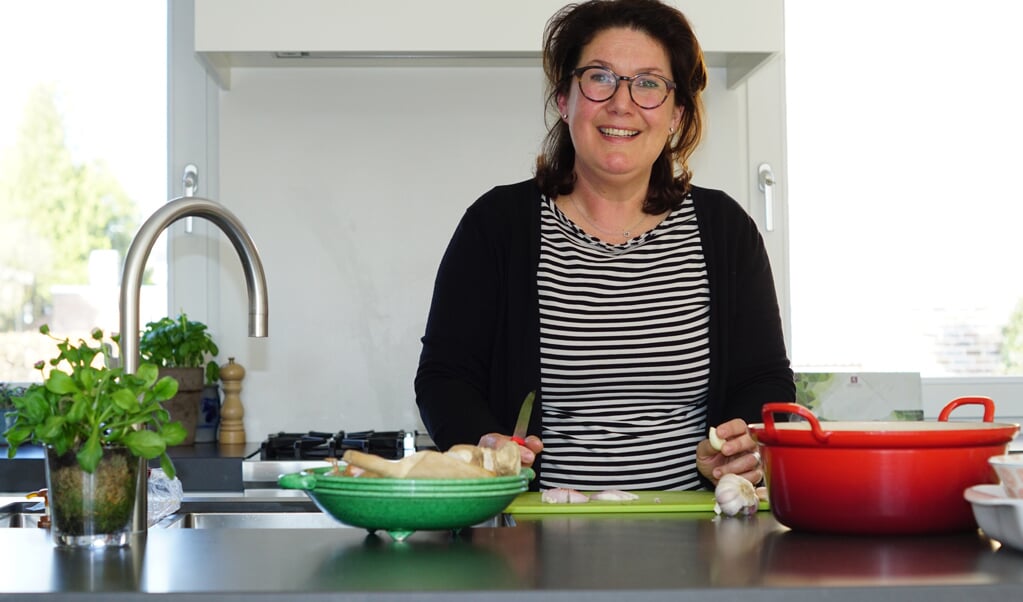 Marion in haar domein: de keuken waar elke dinsdag en donderdag maaltijden worden bereid. 