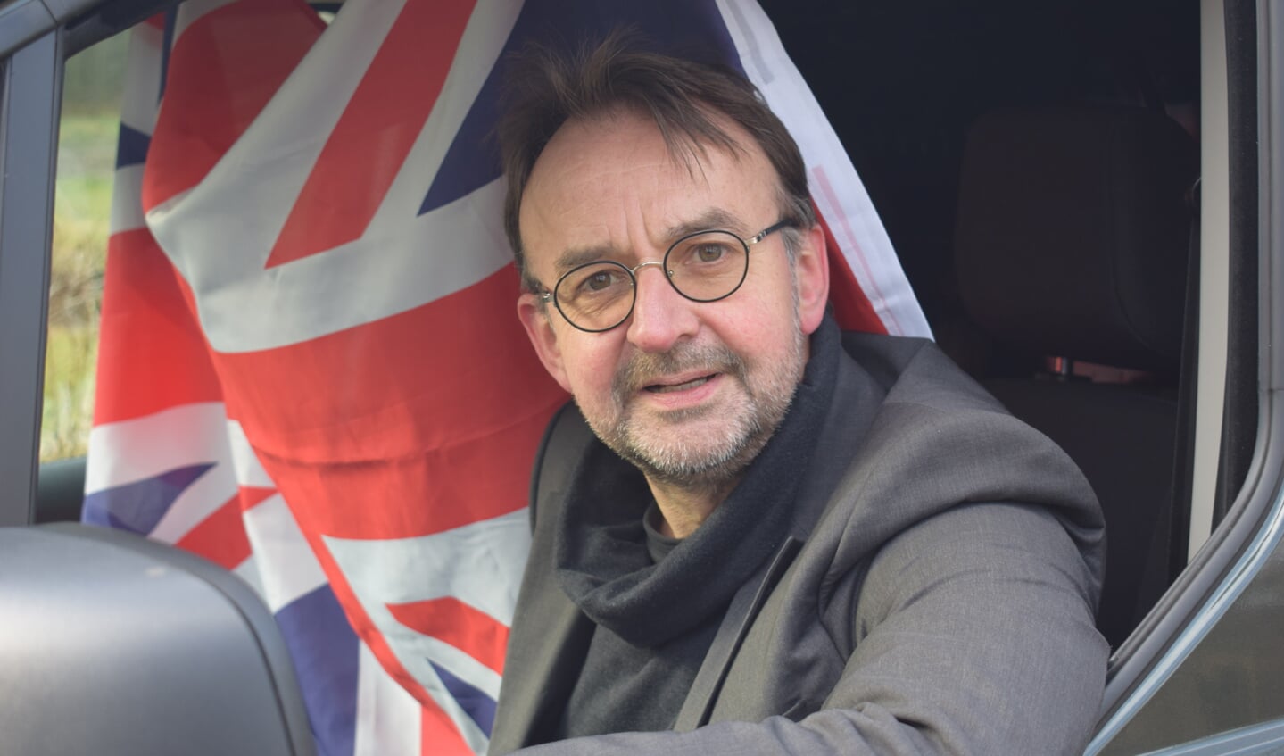 John Spijkerman achter het stuur van zijn mobiele huis, waarin hij door het Verenigd Koninkrijk gaat reizen om de menselijke verhalen achter de Brexit op te lepelen.