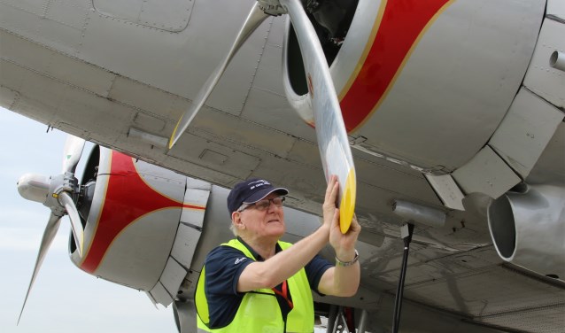 Frans Flapper controleert de propeller van de PH-PBA.