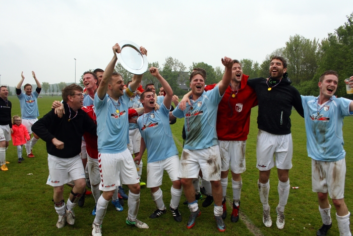 Feestende spelers na ontvangst van de Schaal.