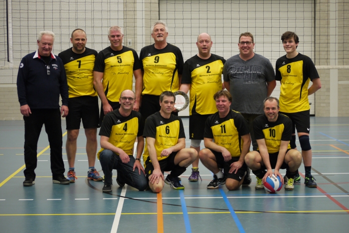 Kampioensteam Heren 3 Volleer met sponsor Barbecue Restaurant de Heuvelrug