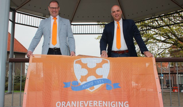 Bert Verschoor (l.) en Henk Lammers zijn al helemaal in Oranjestemming.