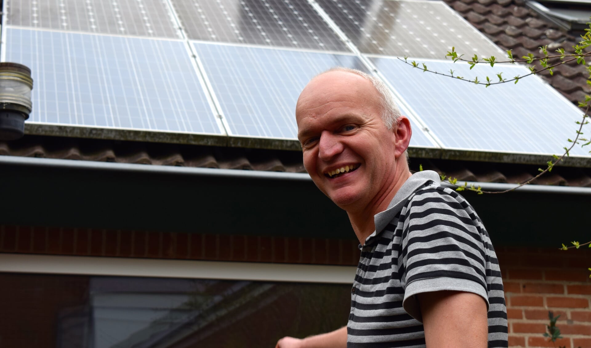 Cor bij zijn dak met zonnepanelen.