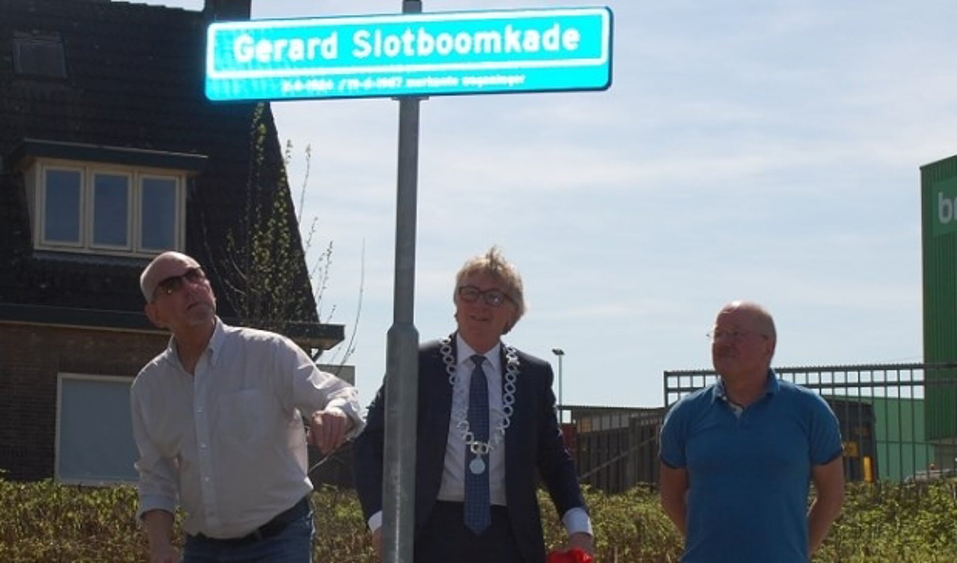 Burgemeester Van Rumund onthulde vorige week samen met twee familieleden van Gerard Slotboom het nieuwe straatnaambord 'De Gerard Slotboomkade' (foto: Henk van de Beek, gemeente Wageningen)