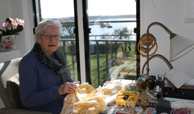 Irene Broeders werkt aan haar Hardanger-tafelkleed