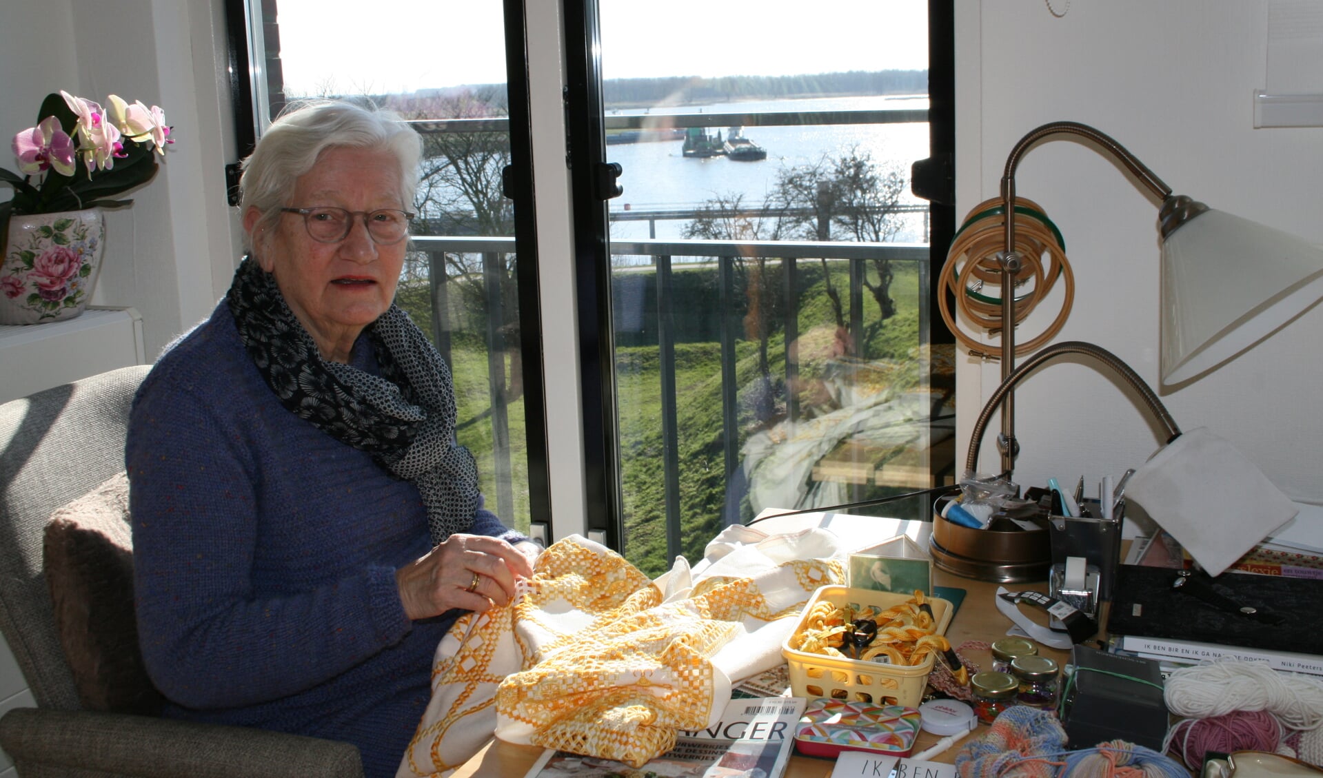 Irene Broeders werkt aan haar Hardanger-tafelkleed