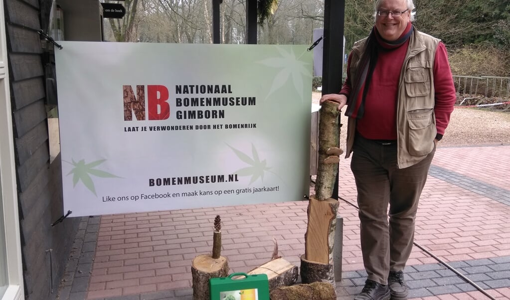 Directeur en natuurliefhebber Wilbert Hetterscheid bij de ingang van het Nationaal Bomenmuseum Gimborn.