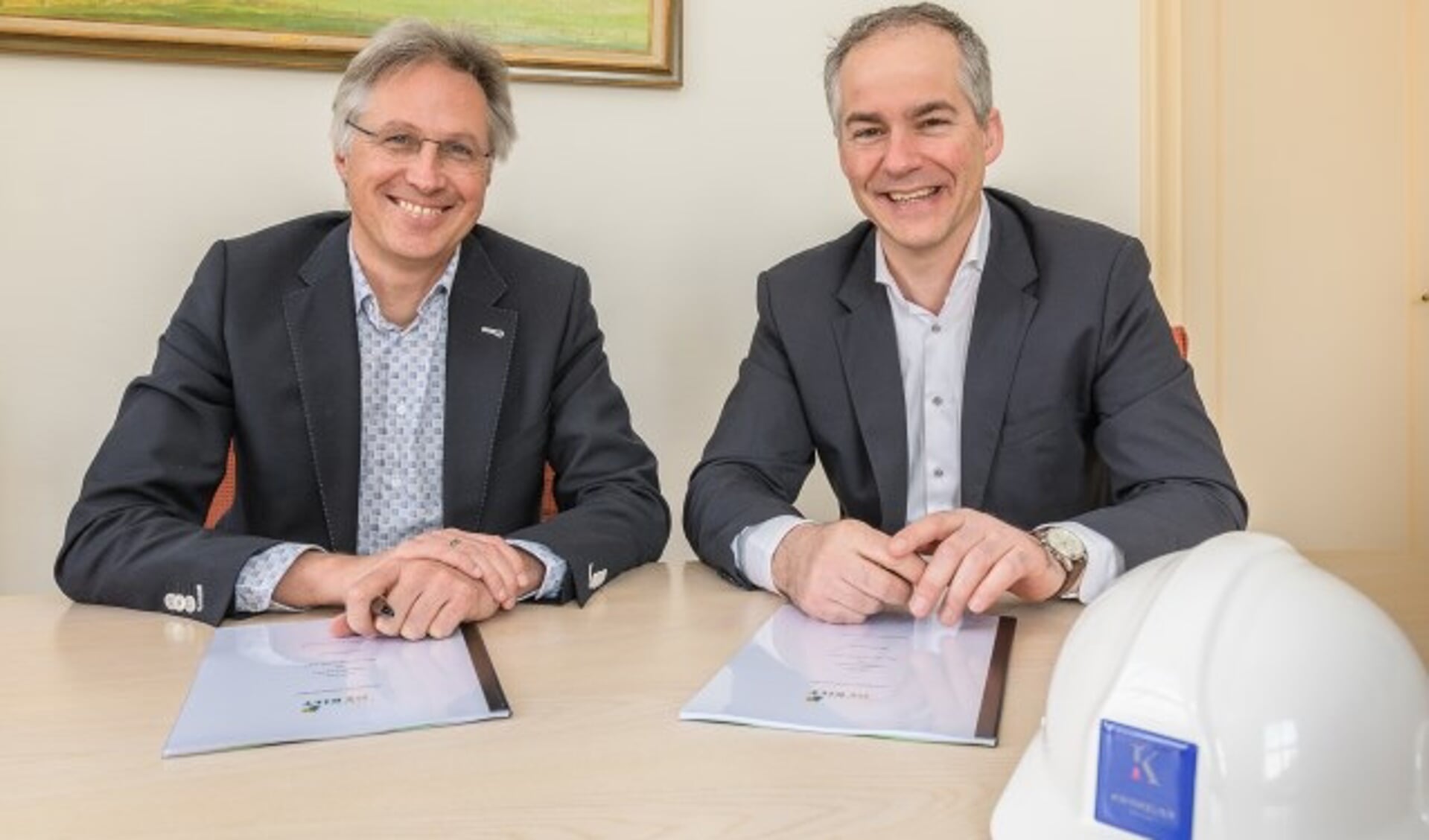 Op donderdag 29 maart ondertekenden wethouder Hans Mieras en namens de eigenaar van de Kwinkelier de heer Hedde Stegenga, de anterieure overeenkomst. Foto: Hans Lebbe