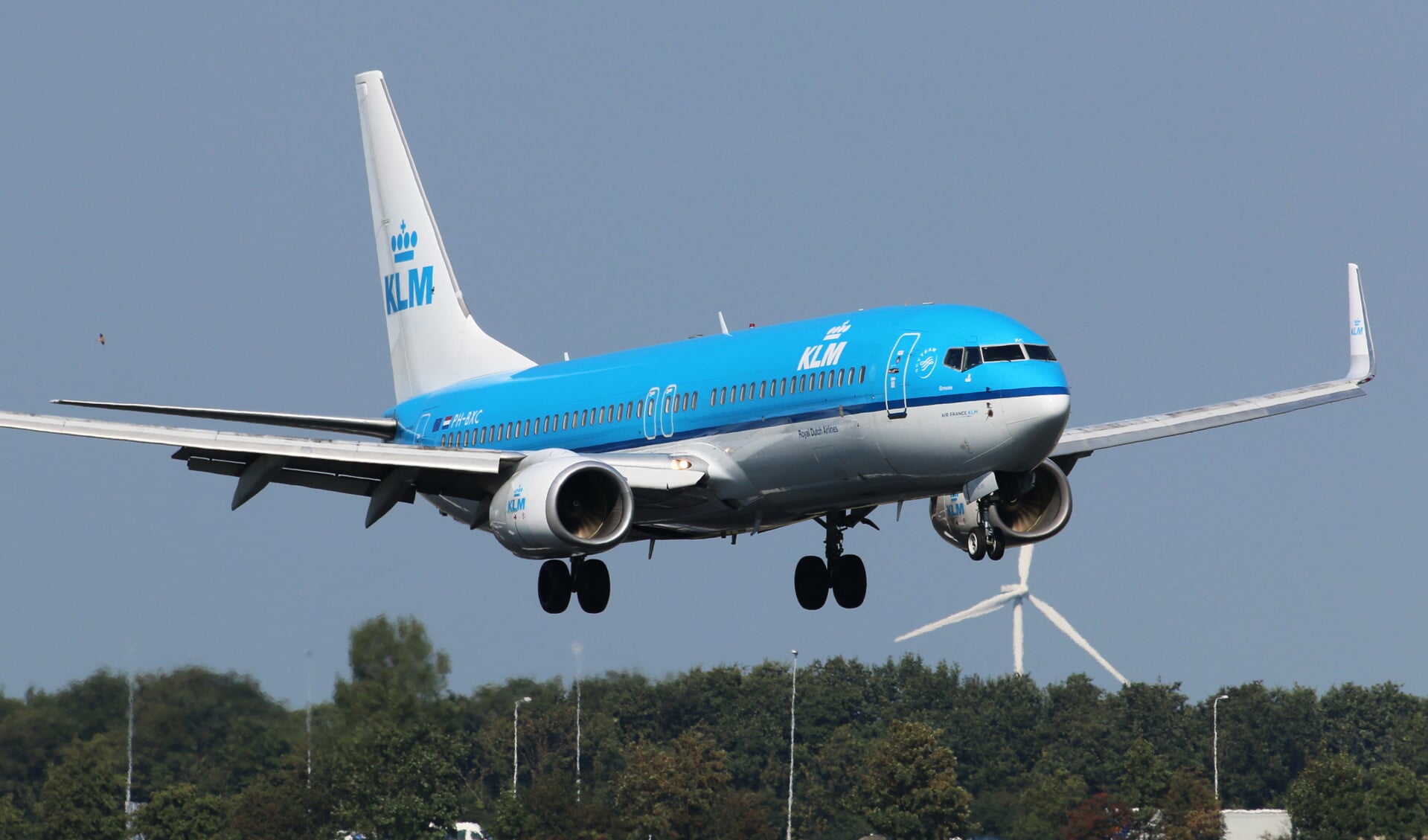 Een landende Boeing 737 van de KLM. 