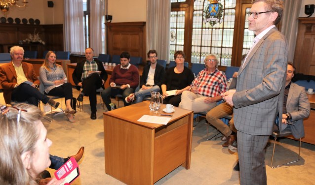 Informateur Marcel van Dam leidt de discussie