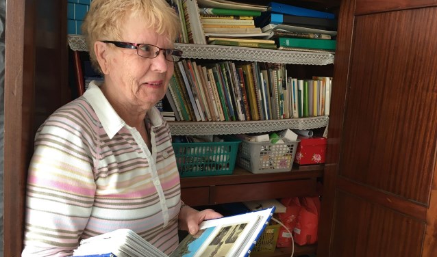 Francien van Lienden voor haar opgeborgen verzameling.