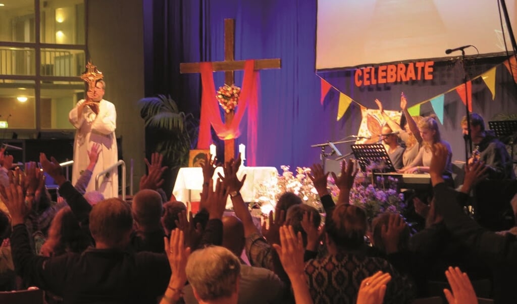 De eucharistie wordt gevierd tijdens het festival.