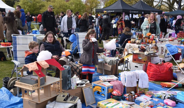 De Oranje Vrijmarkt op de Eng is altijd een trefpunt van honderden verkopers en duizenden koopjesjagers en bezoekers.